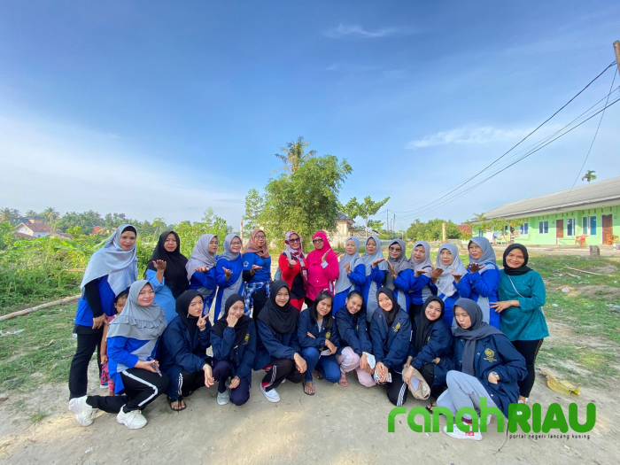 Senam pagi KKN Mahasiswa Umri bersama masyarakat Sialang Sakti dalam rangka kuatkan daya tahan tubuh